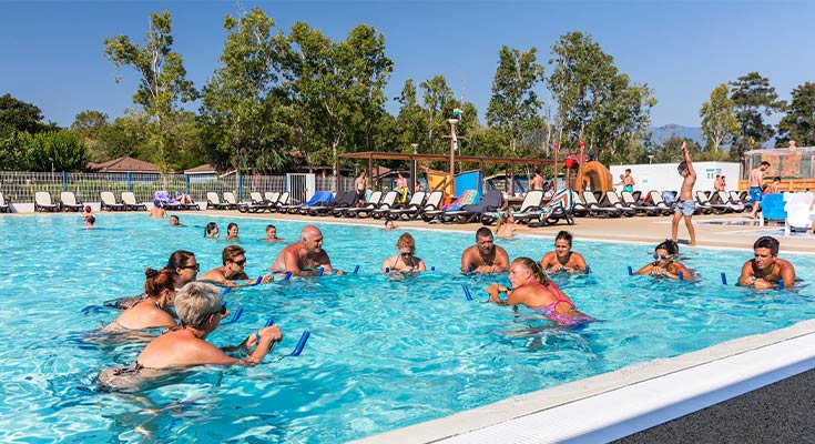 groupe de vacanciers participant à l'activité aquabike