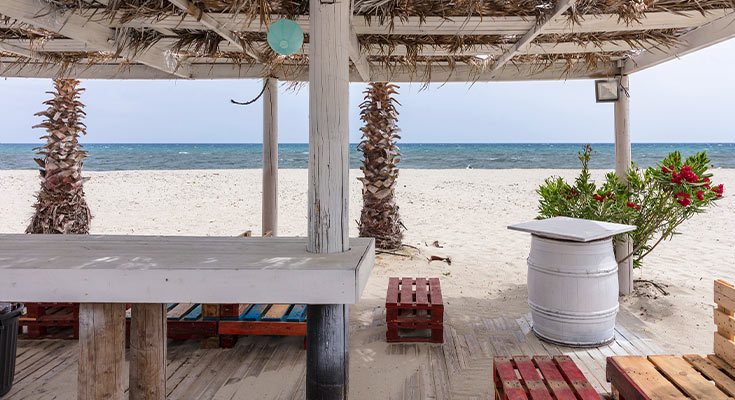 installations du bar de plage de La Marina d'Erba Rossa