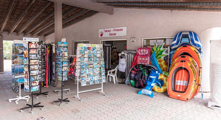 cartes postales et jouets de plage vendus à la boutique