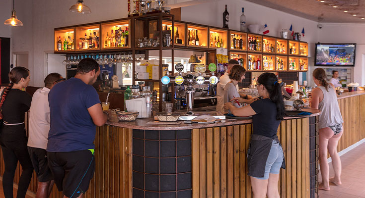 clients au comptoir du bar du camping