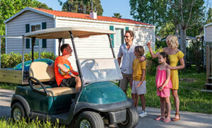 discussion avec un employé du camping