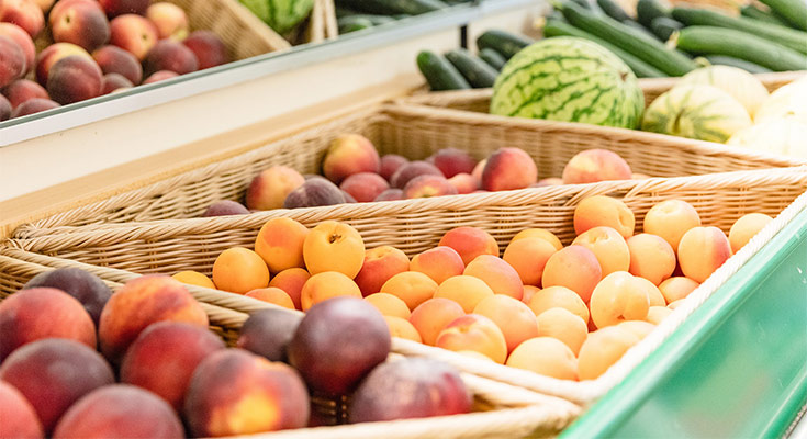 étal de fruits à l'épicerie