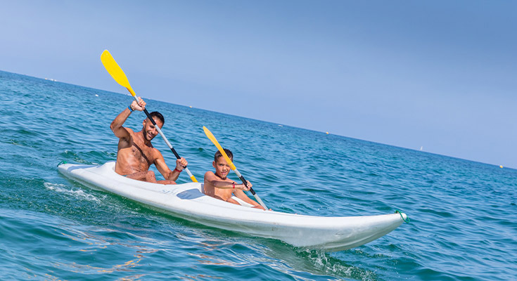 père et fils en sortie kayak de mer aux alentours de Ghisonnacia