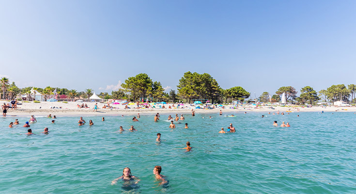 se baigner dans la Méditerranée aux alentours de la Marina d'Erba Rossa