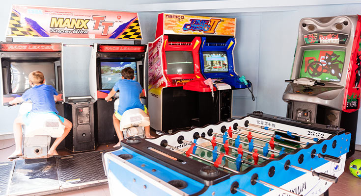 enfants dans la salle de jeux vidéos