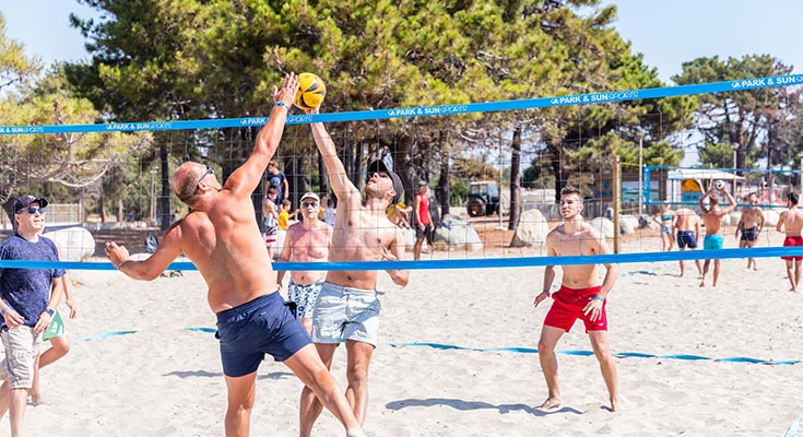 match de beach-volley sur la plage de Ghisonaccia