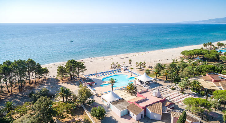 vue aérienne du parc aquatique et de la plage