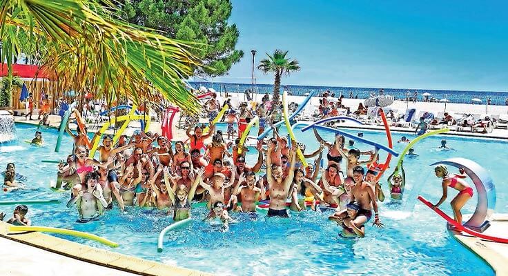 séance d'aquafun dans la piscine du camping