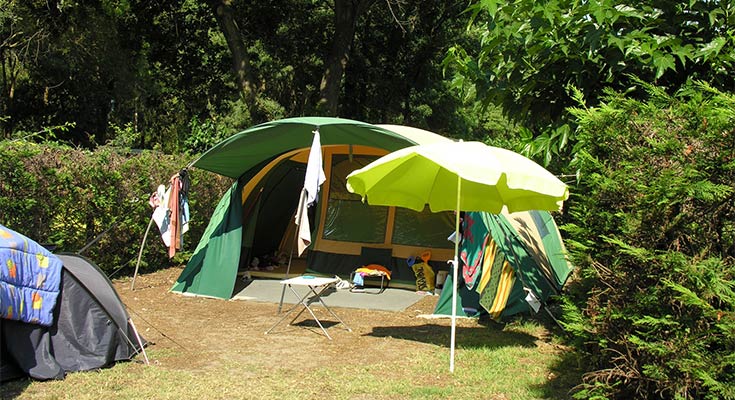 tente et son parasol sur un emplacement nu