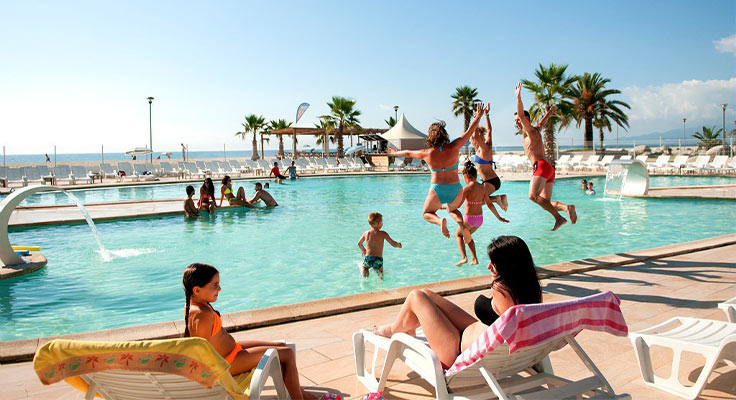 familles profitant de la piscine du camping