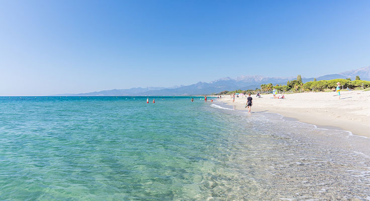 la plage de Ghisonaccia accessible depuis le camping Marina d'Erba Rossa