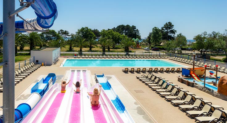 descente des toboggans aquatiques en famille