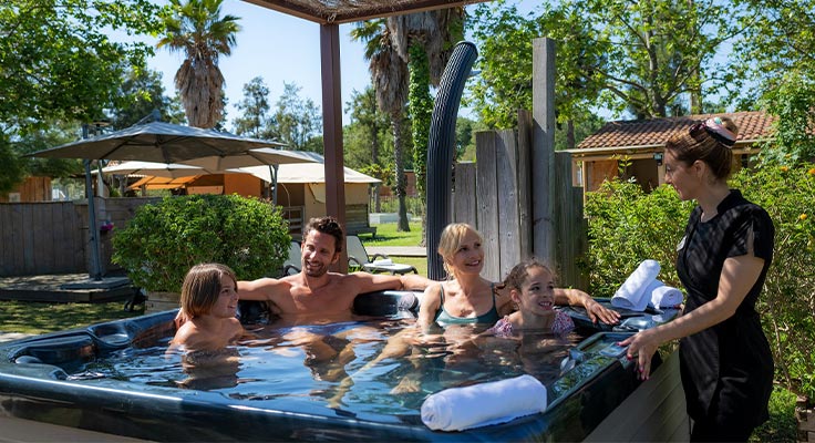 détente au jacuzzi en famille