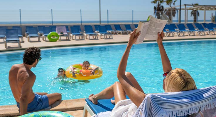 détente au bord de la piscine