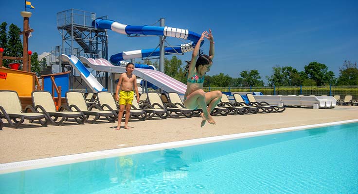 enfants sautant dans la piscine du camping